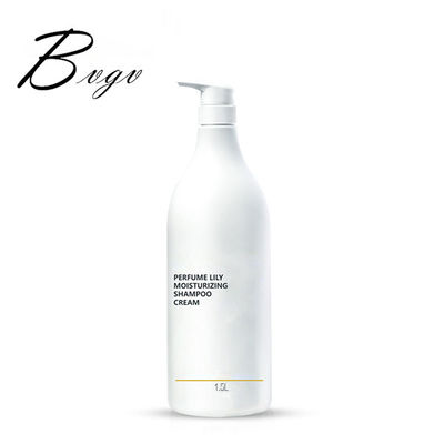 Le shampooing et le conditionneur d'huile d'amandes renforcent le masque naturel de cheveux de cheveux